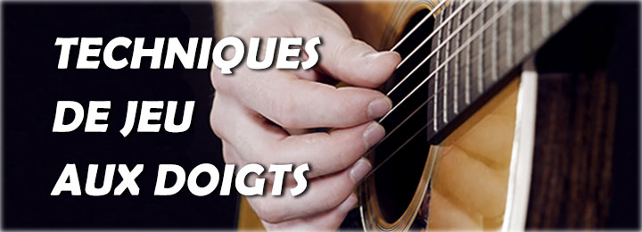 L'homme Joue De La Guitare Acoustique Et Chante Debout Capot De La